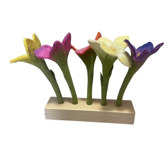 Lovevery Colorful Felt Flower Set - Picture 1 of 3